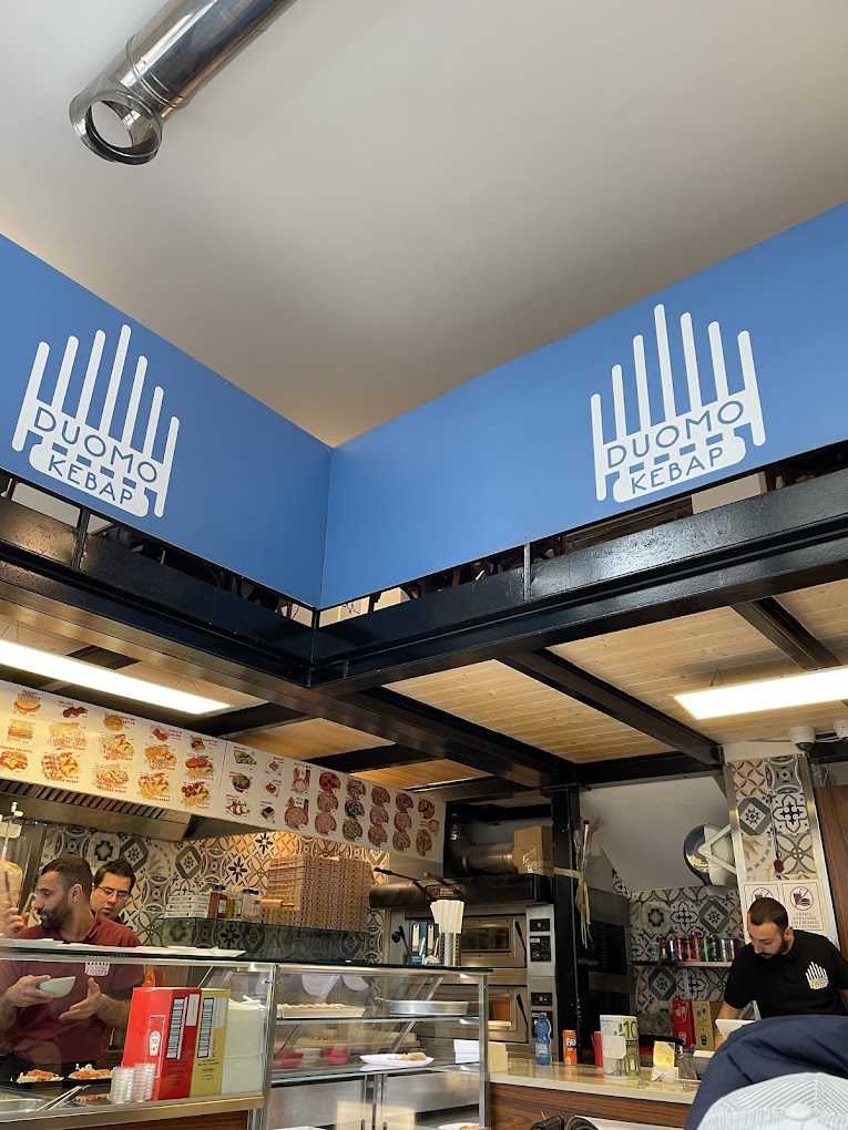 Interno di Turkish Duomo Kebap, con bancone e cucina a vista