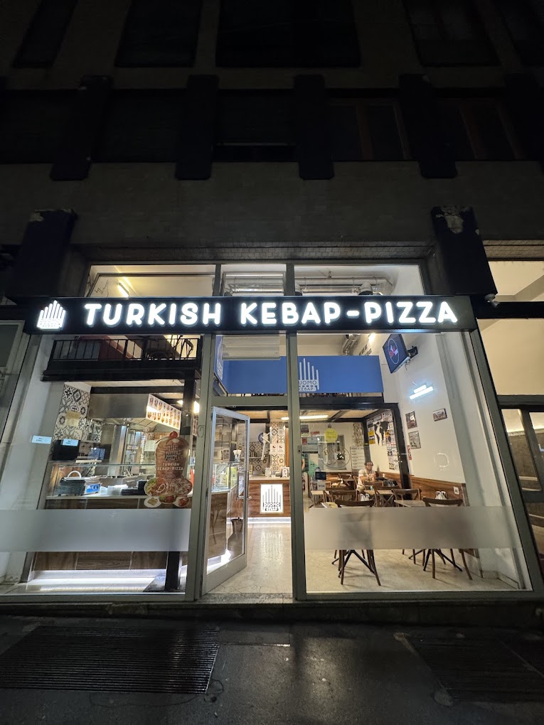 Esterno di Turkish Duomo Kebap di notte, nel centro di Milano